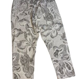 Yolly  Italy Printed floral cropped pants women’s size 10